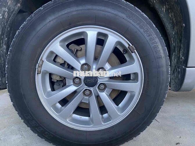 Ford Escape XLS Xám 5 chỗ xăng