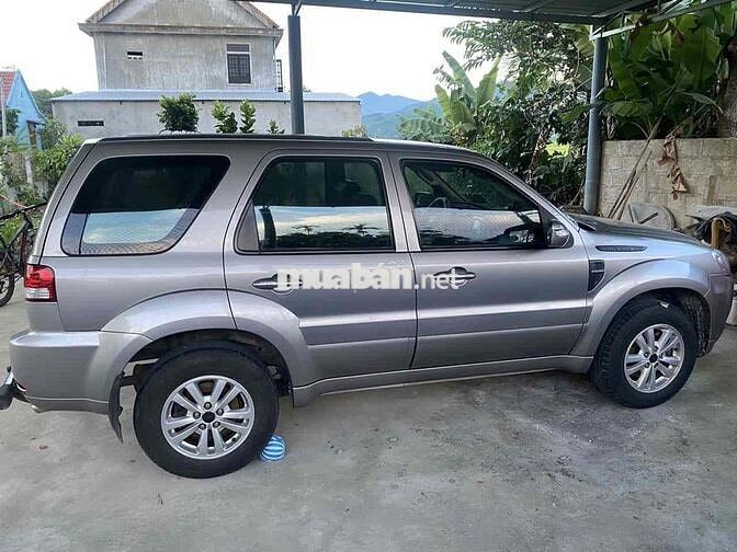 Ford Escape XLS Xám 5 chỗ xăng
