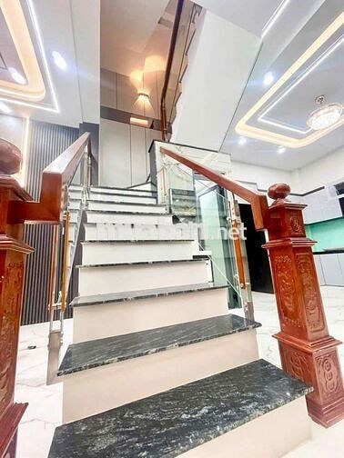 Nhà ngay chợ lê văn quới 5x12m 4 tấm 5pn,5wc hẻm xe hơi 