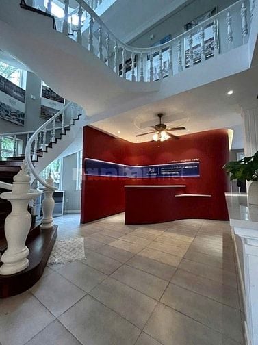Cho thuê biệt thự Thảo Điền, 3 tầng, 421m2, 5PN, hồ bơi + sân vườn đẹp