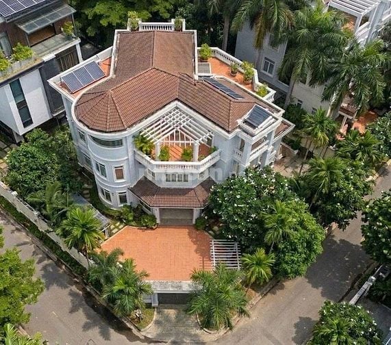Cho thuê biệt thự Thảo Điền, 3 tầng, 421m2, 5PN, hồ bơi + sân vườn đẹp
