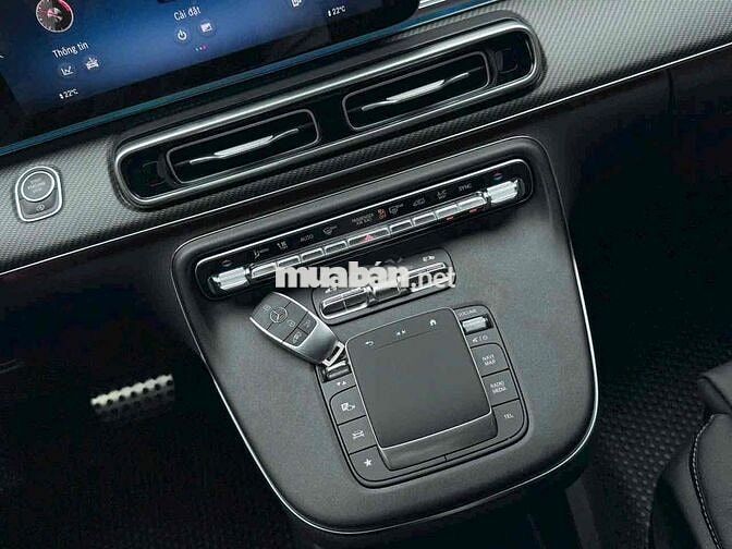 Mercedes-Benz V300 AMG 2026 8.00km Trắng
