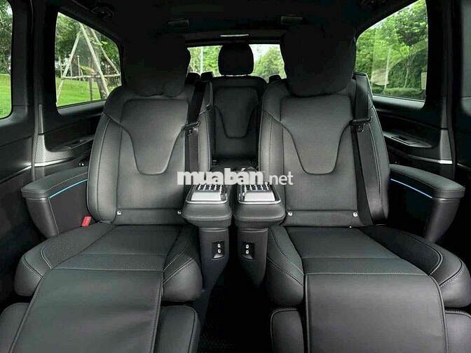 Mercedes-Benz V300 AMG 2026 8.00km Trắng