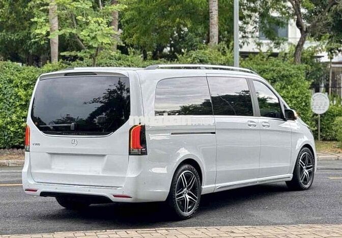 Mercedes-Benz V300 AMG 2026 8.00km Trắng
