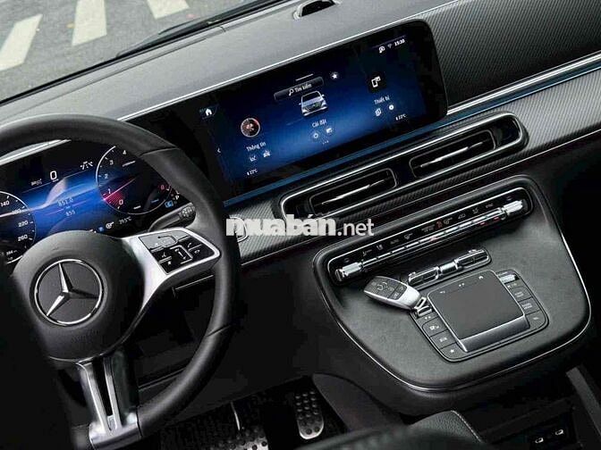 Mercedes-Benz V300 AMG 2026 8.00km Trắng