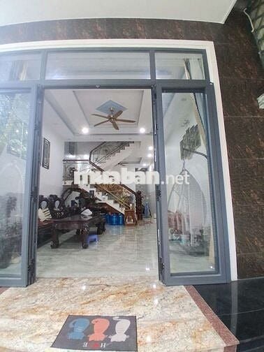 Cho thuê nhà mặt tiền Hòa Phú, gần ĐH Quốc Tế Miền Đông, giá 12 triệu