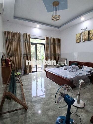 Cho thuê nhà mặt tiền Hòa Phú, gần ĐH Quốc Tế Miền Đông, giá 12 triệu