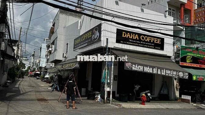 CẦN BẠN NỮ ĐỨNG QUÁN CA TỐI