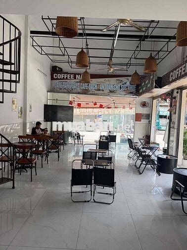 CẦN BẠN NỮ ĐỨNG QUÁN CA TỐI