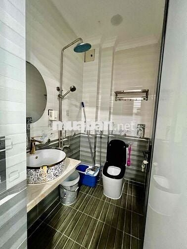Cho Thuê Nguyên Căn Biệt Thự DT 800m2 1Trệt 3Lầu 6Pn 6Wc Sân Vườn