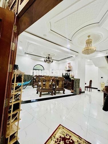 Cho Thuê Nguyên Căn Biệt Thự DT 800m2 1Trệt 3Lầu 6Pn 6Wc Sân Vườn