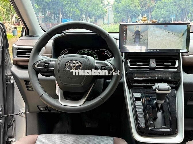 Toyota Innova Cross 2.0V CVT 2025 6000 km Bạc