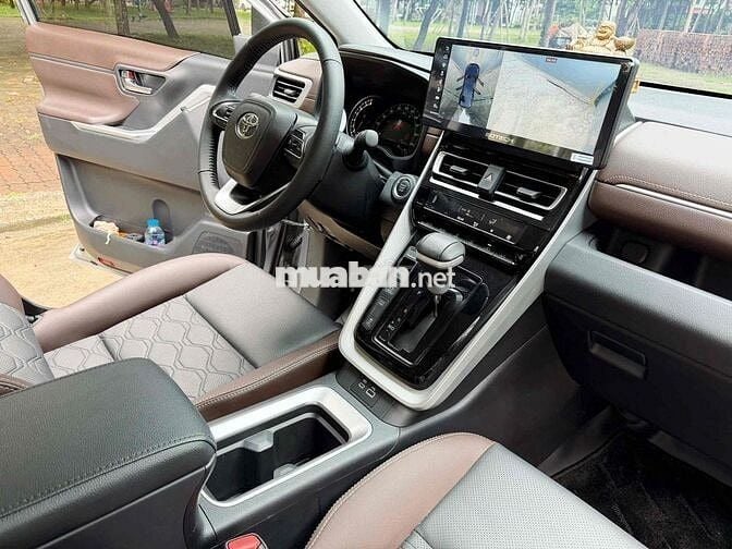 Toyota Innova Cross 2.0V CVT 2025 6000 km Bạc