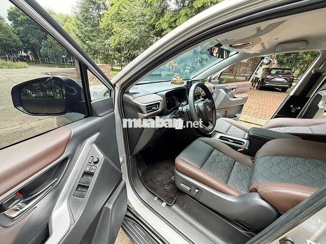 Toyota Innova Cross 2.0V CVT 2025 6000 km Bạc