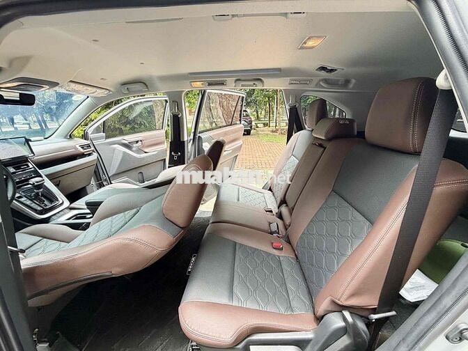 Toyota Innova Cross 2.0V CVT 2025 6000 km Bạc