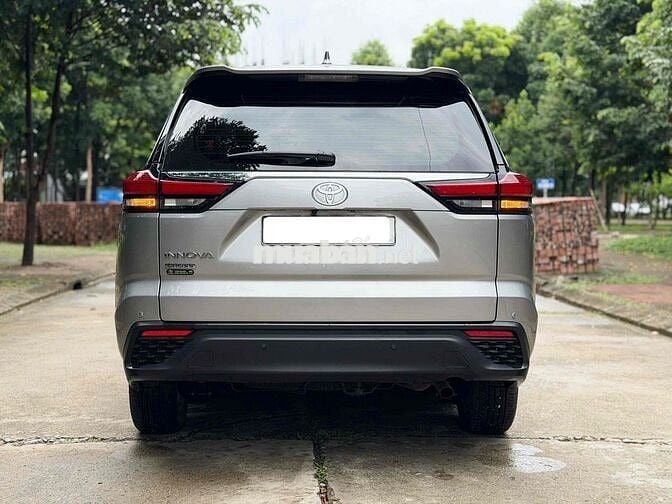 Toyota Innova cross V 2025 Bạc 6000km