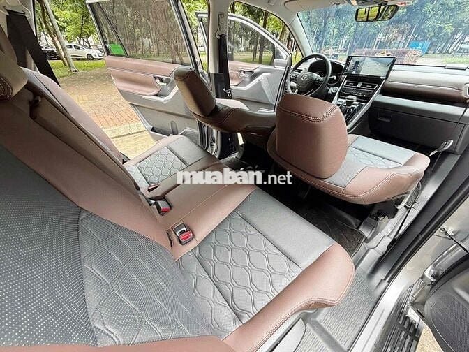 Toyota Innova cross V 2025 Bạc 6000km