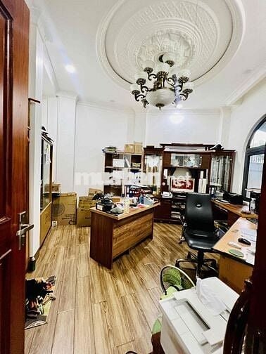 Cho Thuê Nguyên Căn Biệt Thự Siêu Rẻ DTSD 800m2 1Trệt 3Lầu 6Pn 6Wc