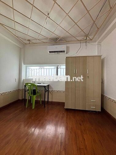 Phòng Q10 Ngay Nguyễn Tiểu La - Đi Bộ Ra UEH Cơ Sở B - Full Nội Thất