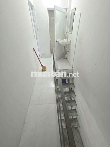 chính chủ cho thuê nhà 2pn , 2wc - mới sơn , có máy lạnh : 9tr , cọc 1