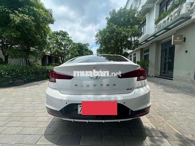 Hyundai Elantra 2.0 Trắng 5 chỗ