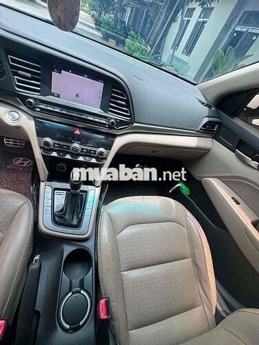 Hyundai Elantra 2.0 Trắng 5 chỗ