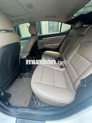 Hyundai Elantra 2.0 Trắng 5 chỗ