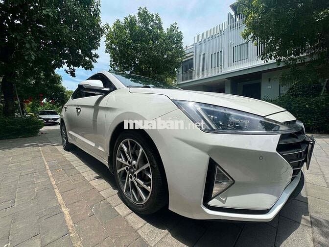 Hyundai Elantra 2.0 Trắng 5 chỗ