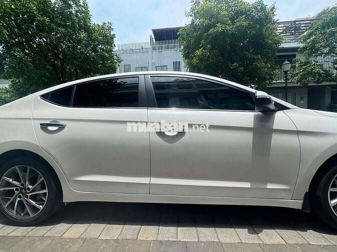 Hyundai Elantra 2.0 Trắng 5 chỗ