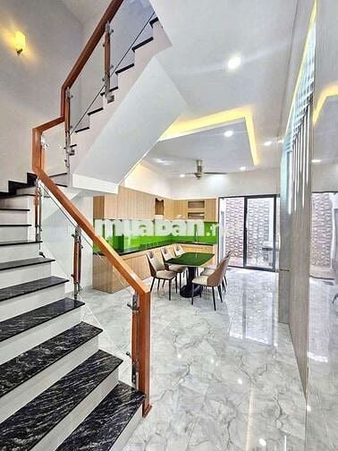 nhà 1 trệt 2 lầu gần ngã tư Miếu Ông Củ