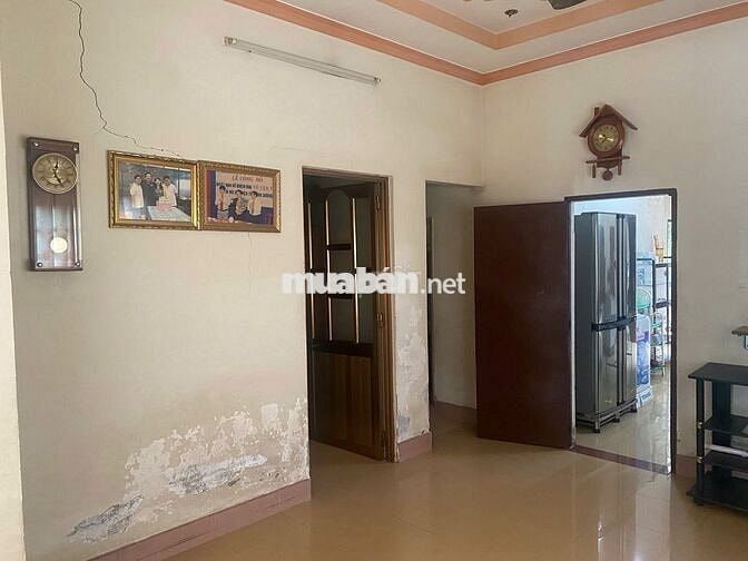 Bán đất tặng nhà mặt tiền chợ 247,3 m2, DT sử dụng thực tế hơn 300m2