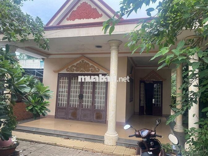 Bán đất tặng nhà mặt tiền chợ 247,3 m2, DT sử dụng thực tế hơn 300m2