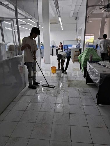Dịch vụ vệ sinh công nghiệp - Vệ sinh trên cao