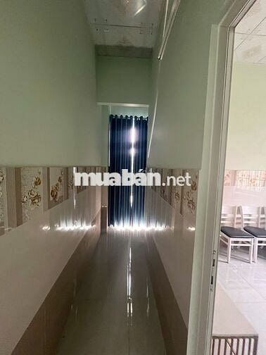 BÁN GẤP NHÀ TRỆT LẦU MỚI XÂY GẦN QUỐC LỘ 1K ĐƯỜNG NHỰA THÔNG THOÁNG