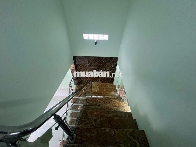 BÁN GẤP NHÀ TRỆT LẦU MỚI XÂY GẦN QUỐC LỘ 1K ĐƯỜNG NHỰA THÔNG THOÁNG
