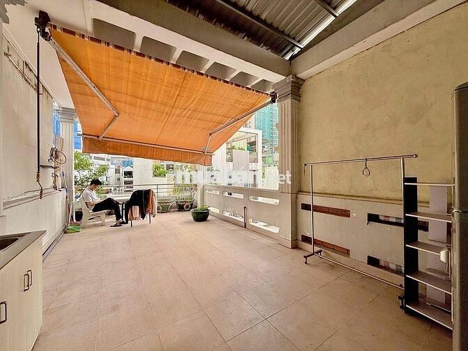 Phòng trọ tách bếp 40m2 balcony sân vườn gần Bùi Viện, Metro Bến Thành