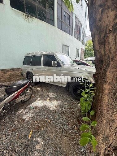 Mitsubishi Pajero SUV 6 chỗ Bạc