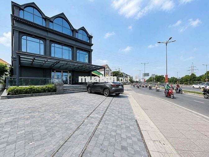 TOÀ NHÀ MẶT TIỀN 12M SỬ DỤNG 1200m2 TRUNG TÂM THỦ ĐỨC