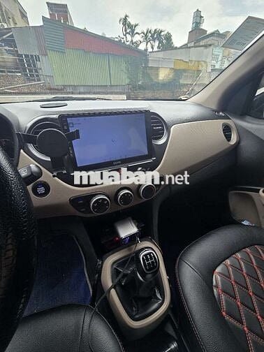 Hyundai i10 Sedan bản đủ Số sàn Bạc