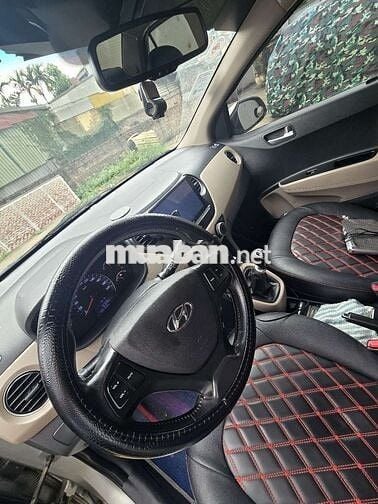 Hyundai i10 Sedan bản đủ Số sàn Bạc
