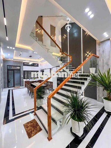 Nhà 2 lầu 4 phòng ngủ đường D14 Hồng Loan giá 5 tỷ 890 triệu