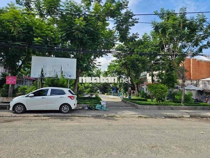 ĐẤT LỚN LÔ GÓC - PHAN VĂN HỚN - Q12 - NGANG 46M - 1100M2 - HẺM XE TẢI