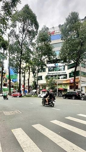 Chuyển nhượng tòa nhà View vòng xoay Hồ Con Rùa .
