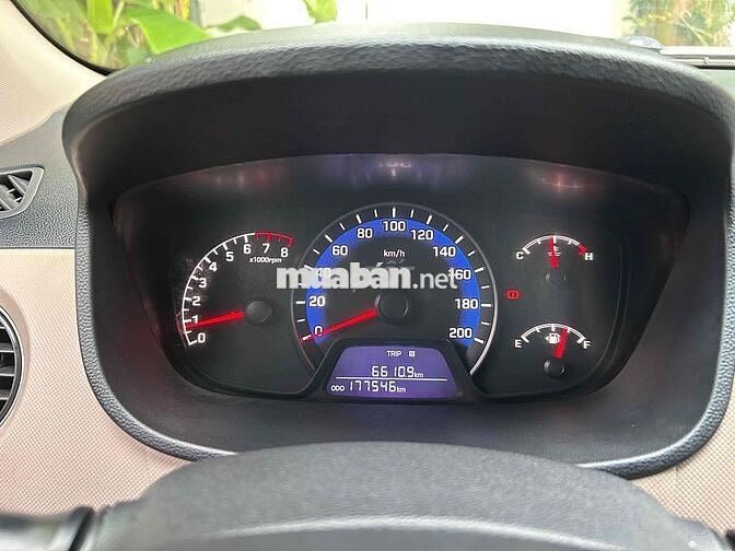 Hyundai i10 Bạc Xăng