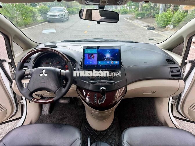 Mitsubishi Grandis 2.4 AT 2009 Trắng