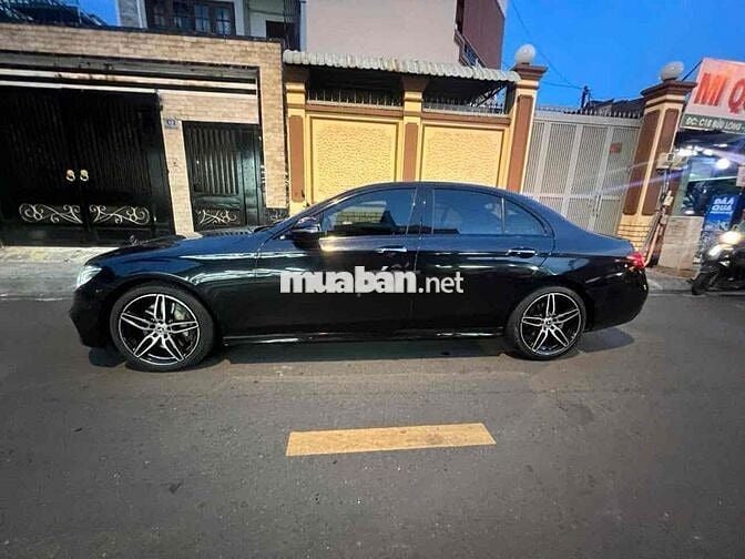 Mercedes-Benz E300 Xanh Đen 23438 km