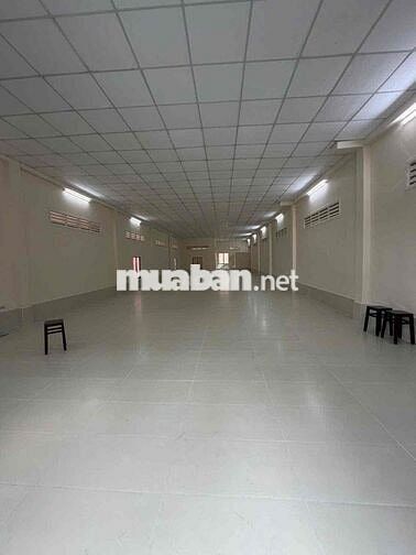Nhà trống suốt 300m2 đường Trần Quang Diệu