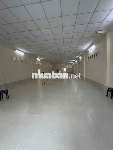 Nhà trống suốt 300m2 đường Trần Quang Diệu