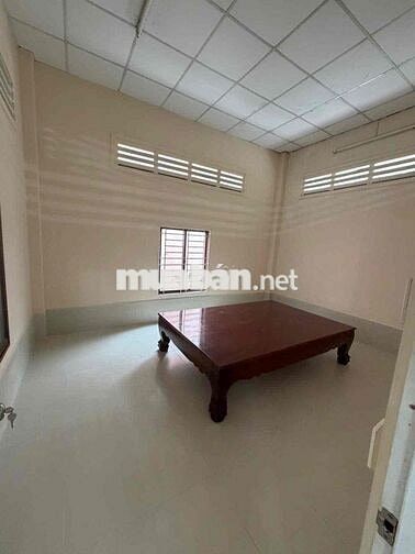 Nhà trống suốt 300m2 đường Trần Quang Diệu