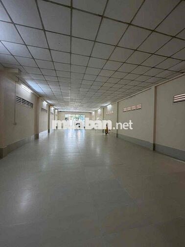 Nhà trống suốt 300m2 đường Trần Quang Diệu